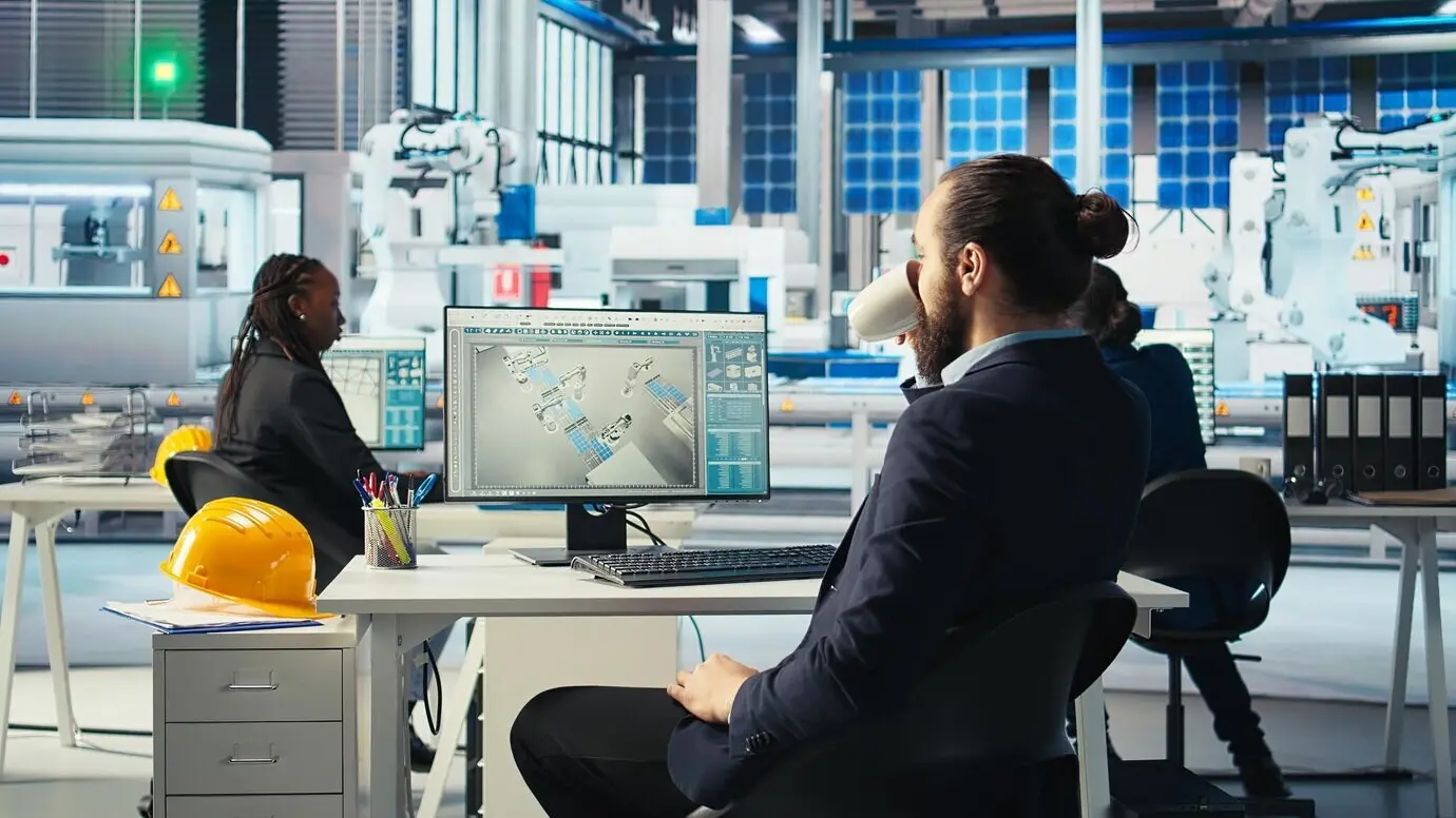 Ingeniero en una fábrica fotovoltaica bebiendo café y analizando datos